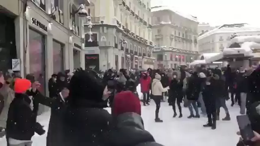 Indignación en toda España: tercera ola y 'rave' en la Puerta del Sol