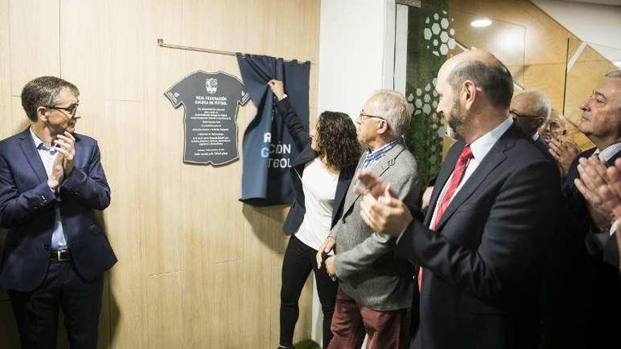 Boquete descubre la placa de la nueva sede. // Óscar Corral