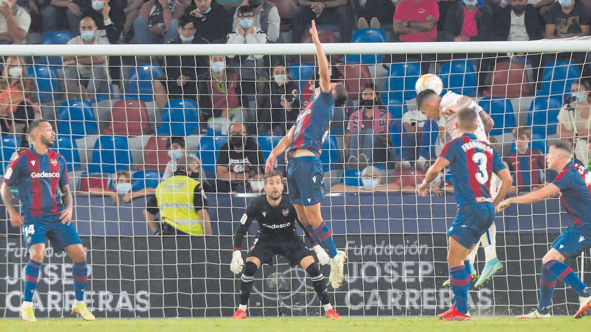 El conjunto de Javi Pereira, con aspectos aún por mejorar, dio esperanzas en la zona defensiva dejando su portería a cero por primera vez en seis meses.