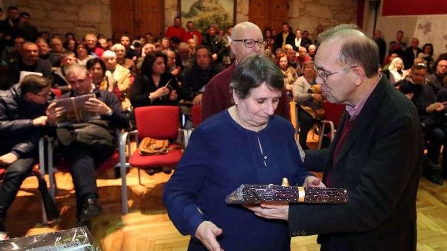 El alcalde de Ponteareas entregando los calendarios. // D.P.