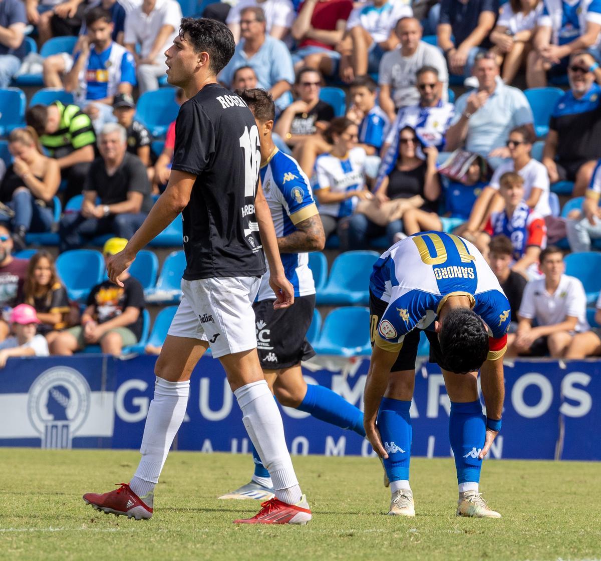 Instante del Hércules-Peña Deportiva que acabó con triunfo local (2-1) en el Rico Pérez.