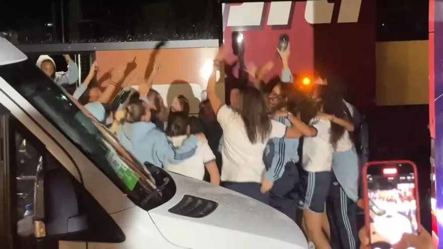 Fiesta improvisada de las españolas antes de subirse al autobús