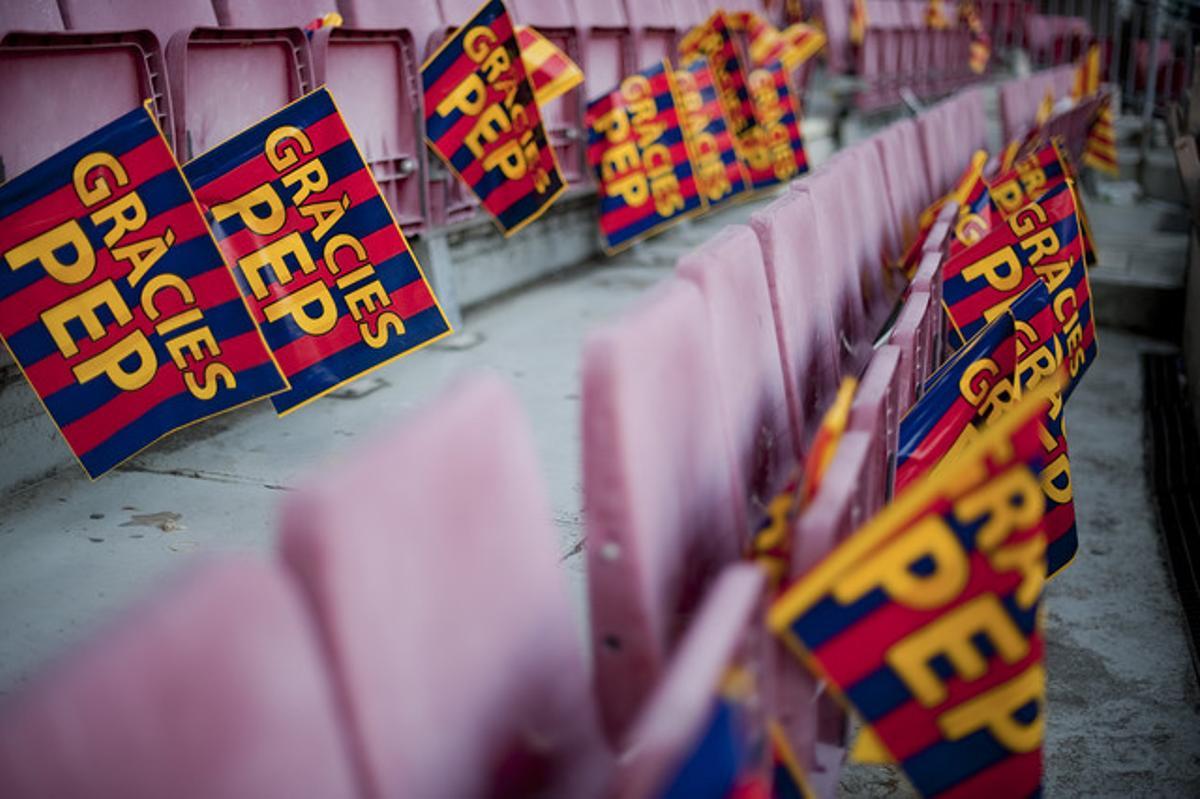 Más de 40.000 banderolas con la inscripción Gràcies, Pep se han instalado en las sillas del Camp Nou.