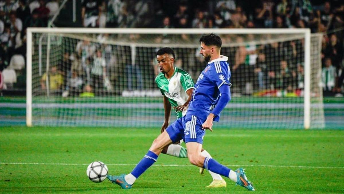 Kenan Kodro, que salió en Córdoba en el tramo final, controla un balón ante Dalisson.