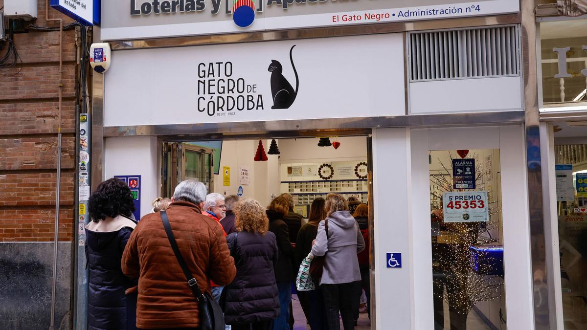 Administración de Lotería El Gato Negro en Córdoba con colas para comprar Lotería de Navidad.