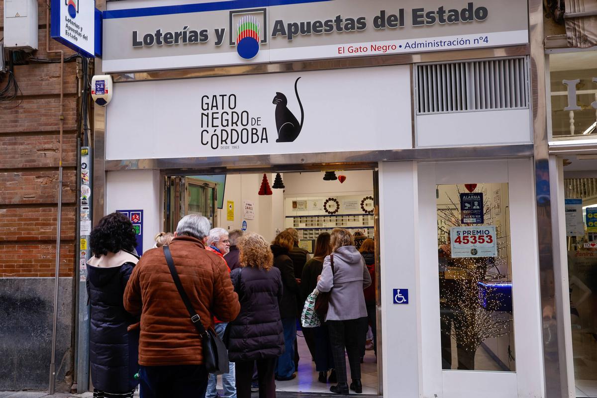 Administración de Lotería El Gato Negro en Córdoba, colas compra de lotería de navidad