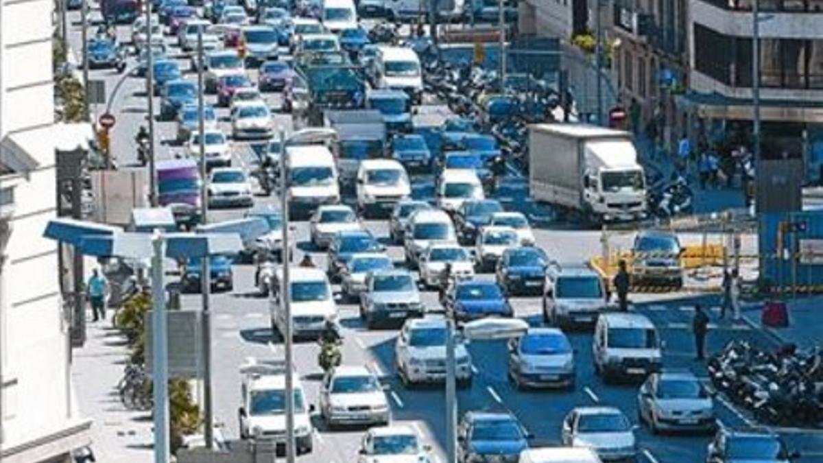 Denso tráfico en la calle de Aragó, afectada por unas obras