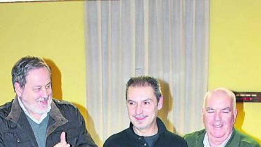 Rafael López, en el centro, recibe el premio de campeón. / lne
