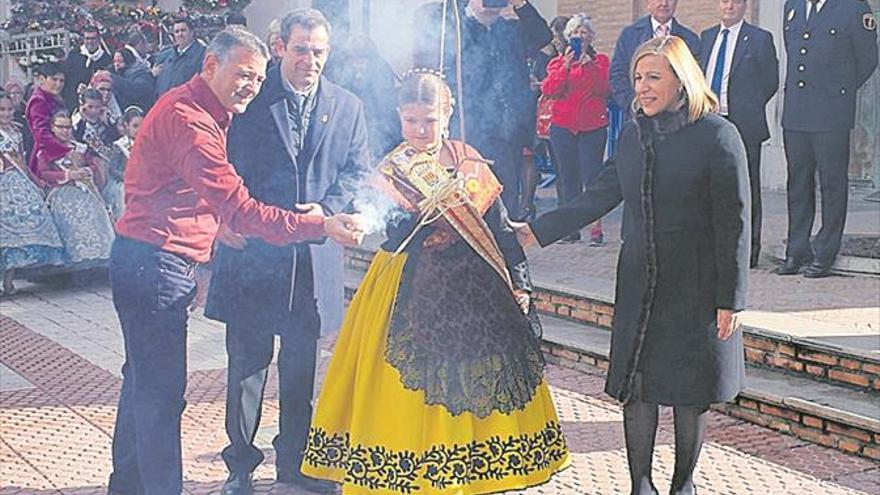 Benicàssim rinde tributo a Santa Àgueda con una emotiva ofrenda floral en la Llongeta