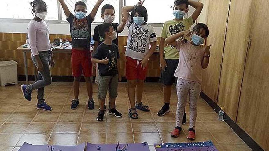 Los niños jugando en los talleres organizados por Cáritas.