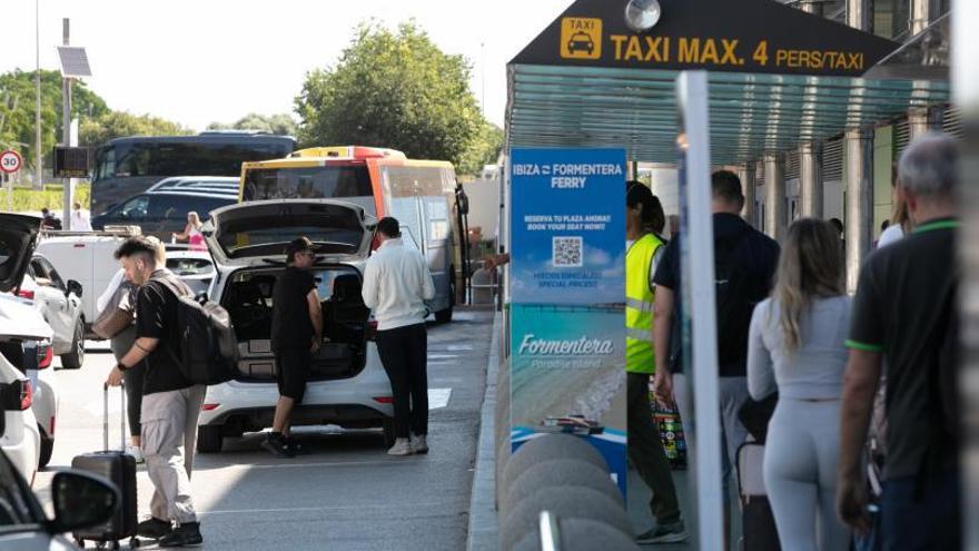 Diversos pasajeros suben a un taxi en la parada del aeropuerto de Eivissa. | VICENT MARÍ