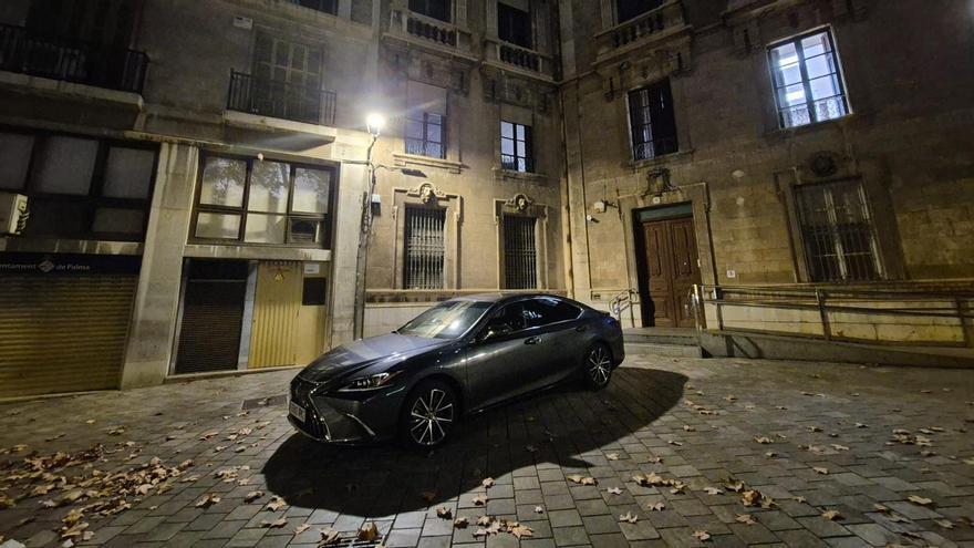 Una imagen del coche oficial del alcalde a finales de enero aparcado en zona peatonal frente a una salida de emergencia.