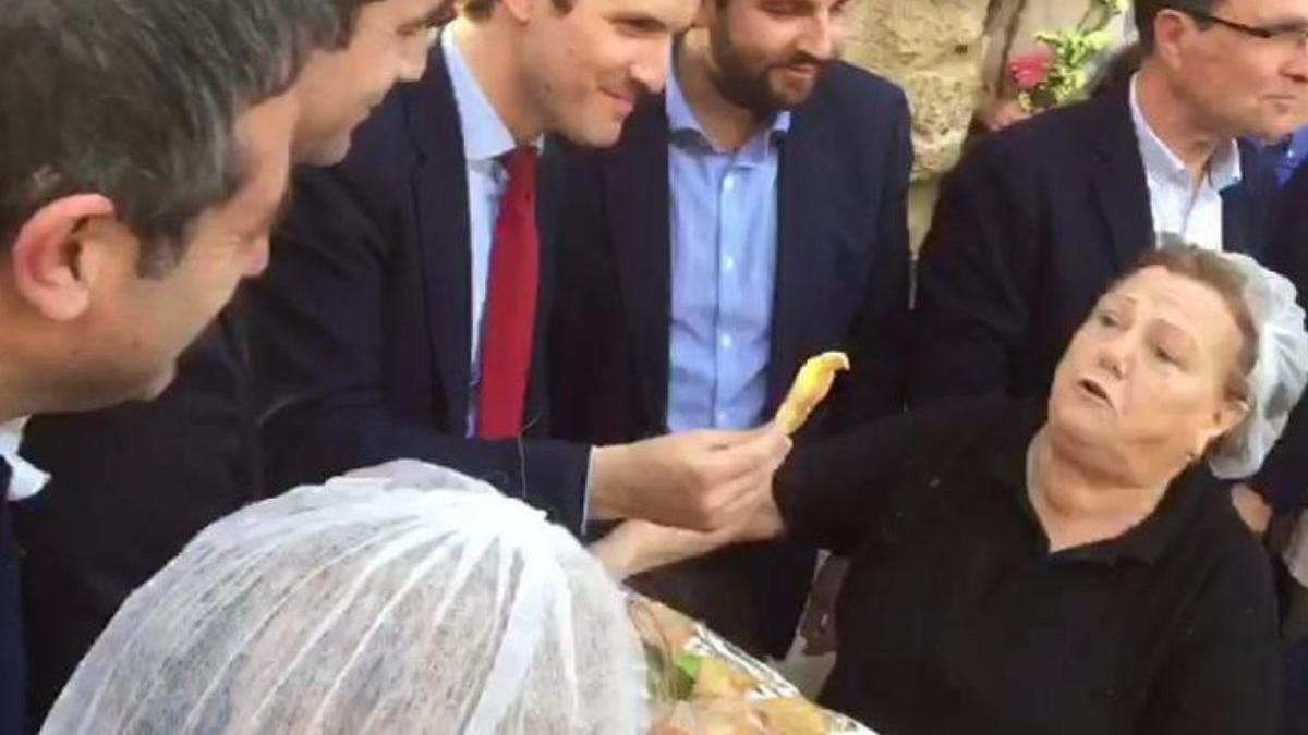 Pablo Casado prueba el paparajote en las barracas de Murcia