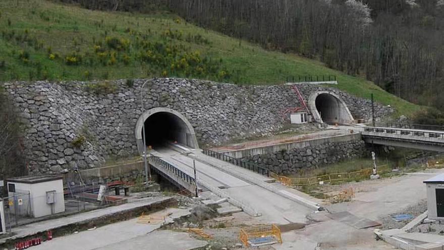 Los emboquilles asturianos de los túneles de Pajares. El de la izquierda es el más retrasado.