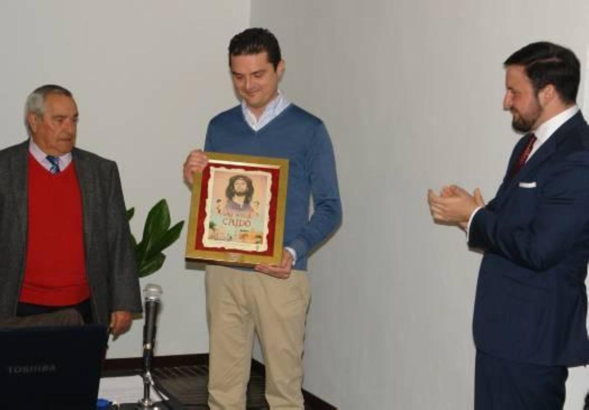 El nuevo escudo, diseñado por Jordi Fluxá, fue presentado en un acto al que asistió el coordinador de Cultura, Pablo Ruz, y el presidente de la Hermandad, Tomás Ruiz Godoy.