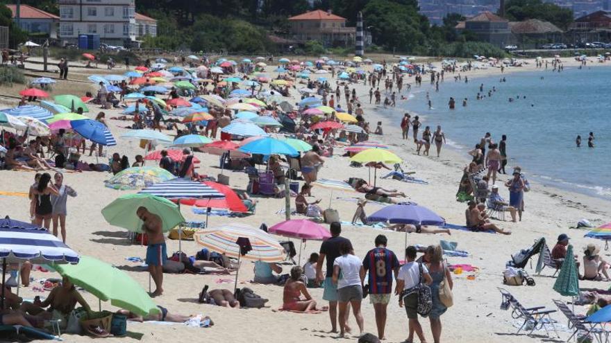 La Policía sanciona el fin de semana a 61 coches en accesos a las playas de Cangas