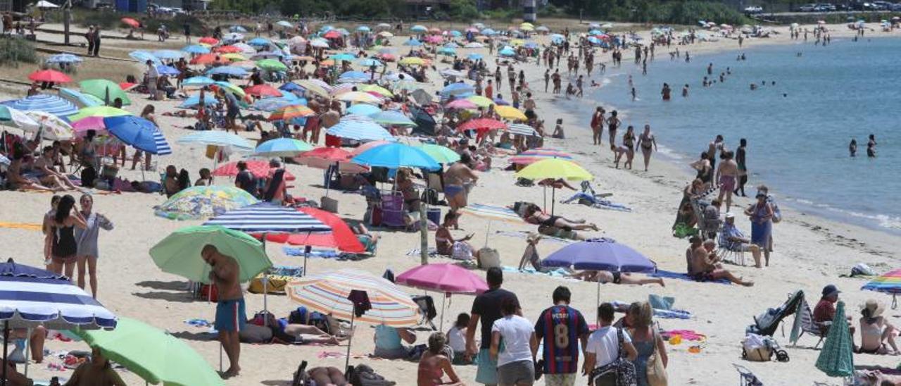 La playa de Rodeira se llenó ayer, en una jornada de altas temperaturas