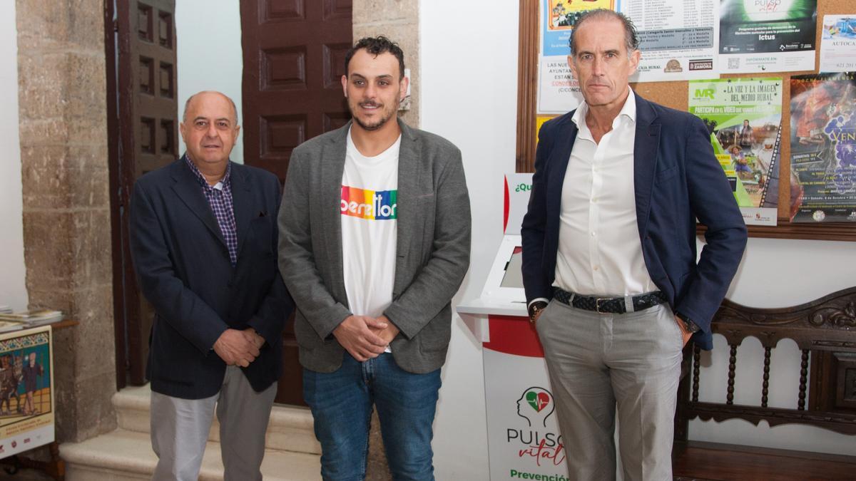 De izquierda a derecha, Ferrero, Del Bien e Iglesias posan con el &quot;punto de salud&quot; de Toro