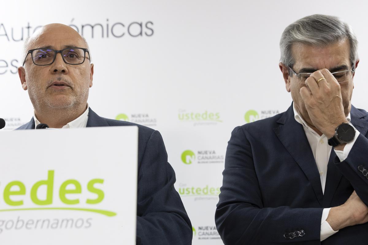 Antonio Morales, a la izquierda, en la comparecencia con Román Rodríguez para valorar los resultados de Nueva Canarias.