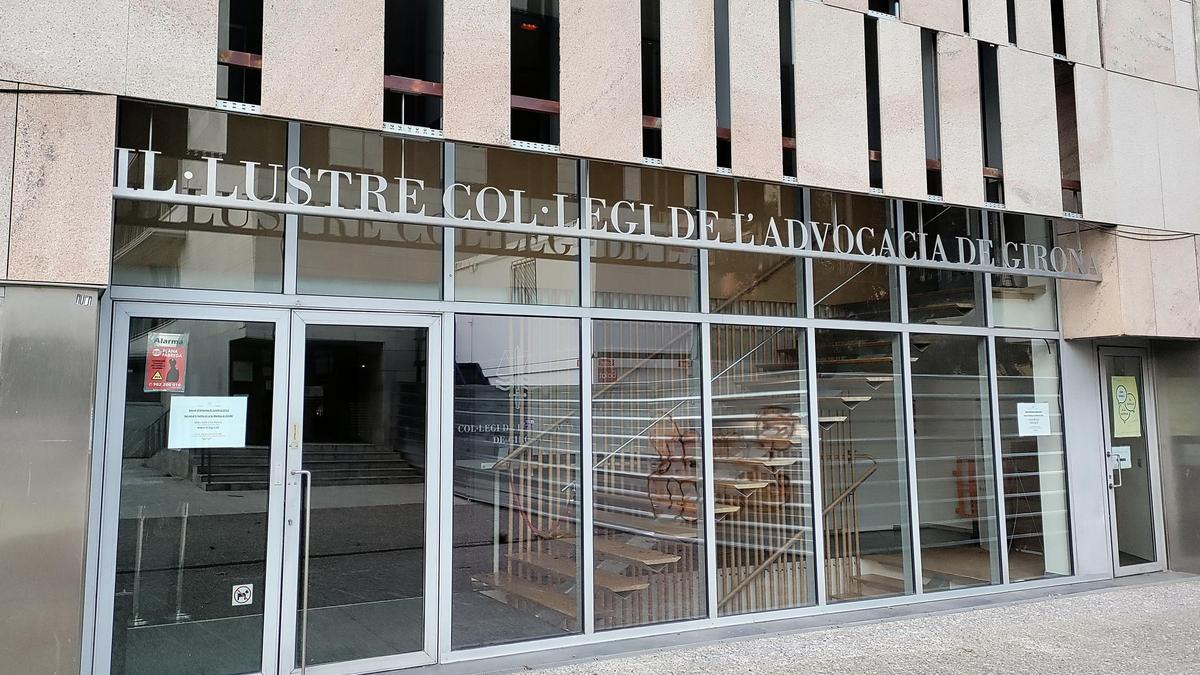 La façana del col·legi d'advocats de Girona