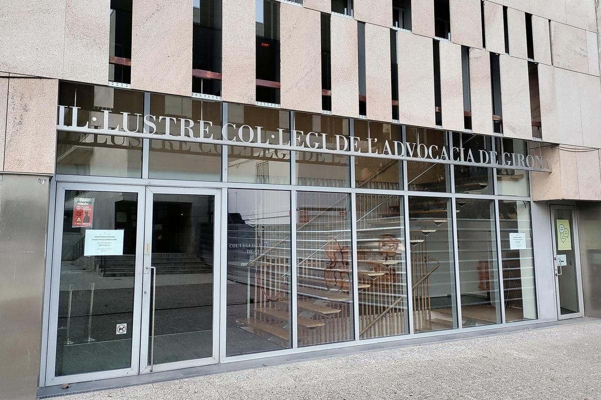 La façana del col·legi d'advocats de Girona