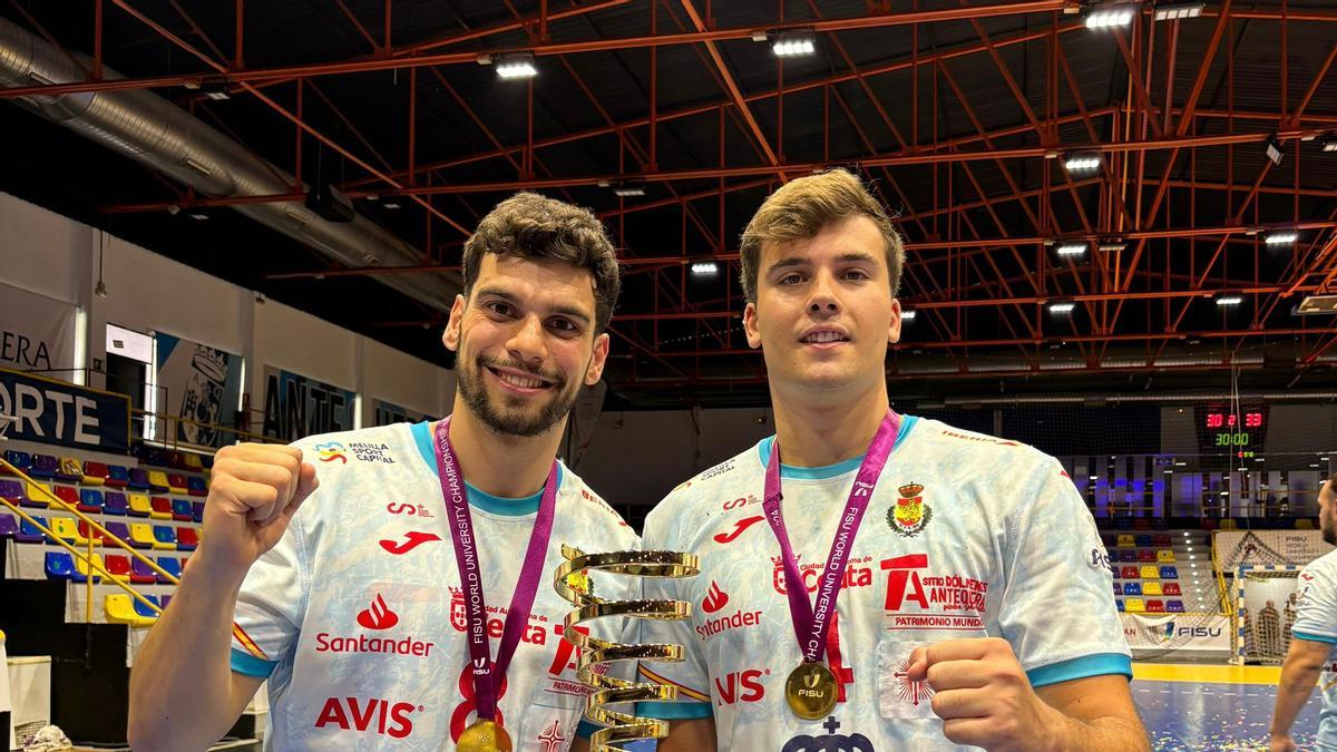 Miguel Malo y Artur Parera, con el trofeo de campeones del mundo conquistado en Antequera.