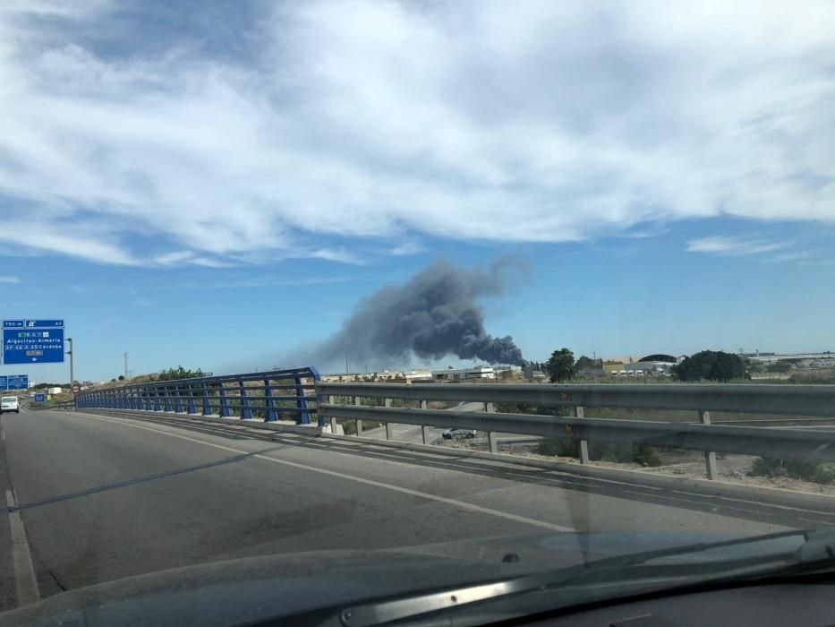 El fuego, iniciado poco después de las tres de la tarde de este martes, ha generado una columna de humo visible desde muchos puntos de Málaga.