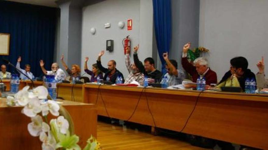 Toda la oposición salvo Carratalá vota a favor de pedir el cierre de la planta.