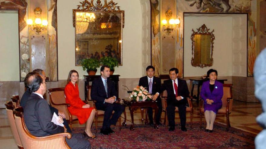 Los reyes Letizia y Felipe, cuando aún eran príncipes, con el mandatario Hu Jintao (con la corbata roja) y su esposa Liu Yongqing, en el Hotel Santa Catalina.