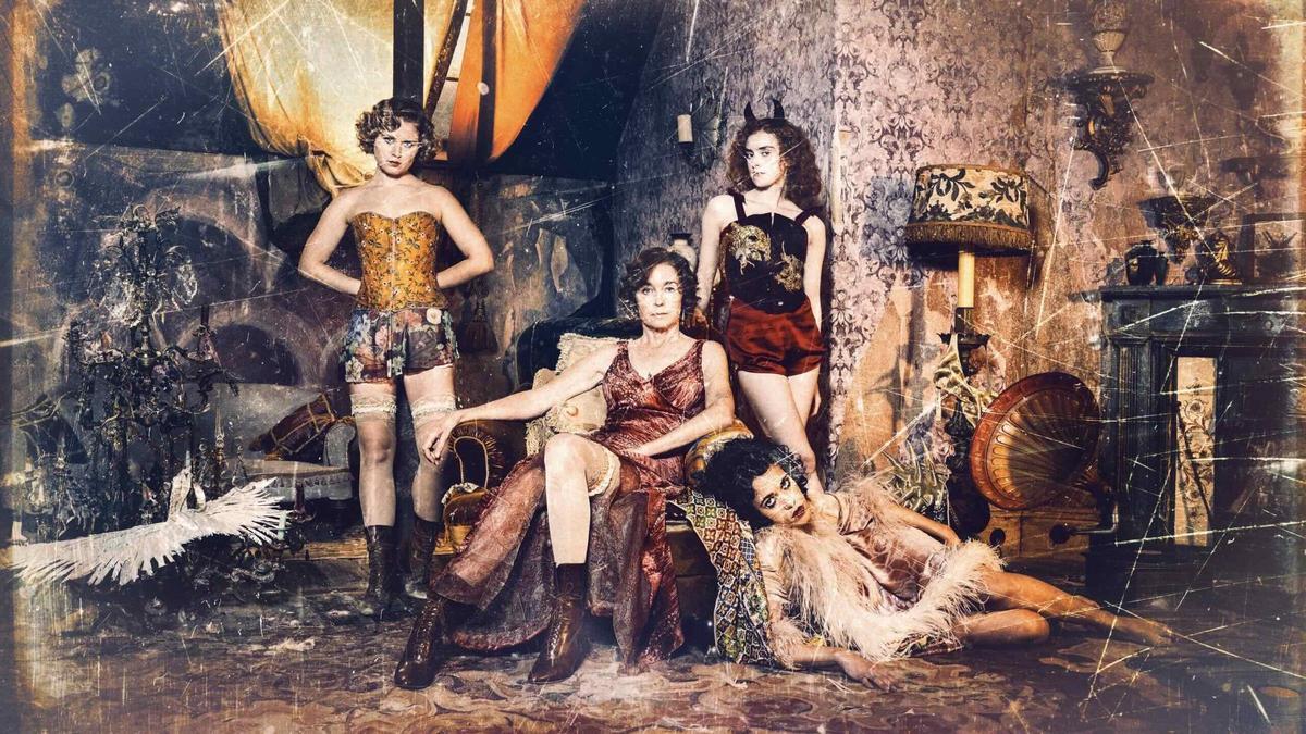 Eliza Scanlen (Violet), Julianne Nicholson (Kate), Eilidh Fisher (Evie) y Umi Myers (Billie) en una imagen promocional de 'Reinas del Soho'