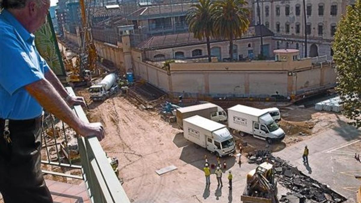 Cruce Provença-Entença, junto a la Modelo, cerrado por las obras del pozo de la tuneladora del AVE, ayer.