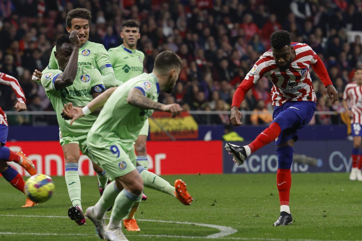 MADRID 04/02/2023.- El centrocampista francés del Atlético de Madrid Thomas Lemar (d) dispara a portería durante el partido entre el Atlético de Madrid y el Getafe CF correspondiente a la jornada 20 de LaLiga Santander, este sábado en el Estadio Cívitas Metropolitano de Madrid. EFE/ J.J.Guillén