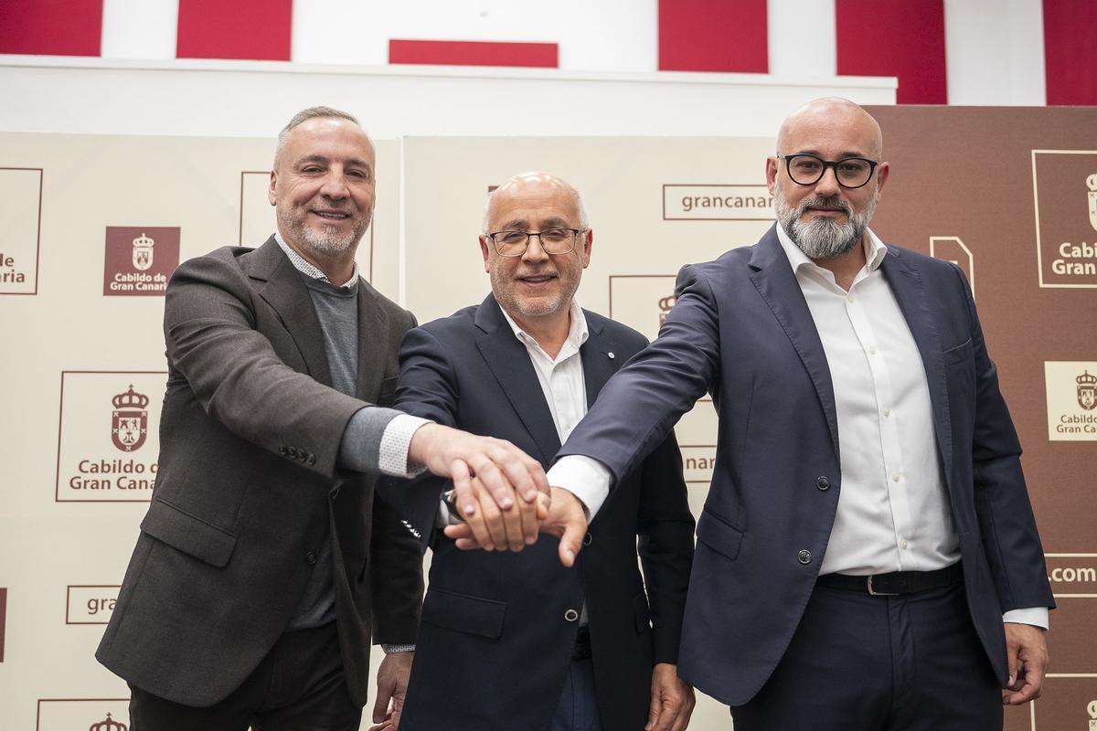 Miguel Ángel Ramírez, presidente de la UD Las Palmas; Antonio Morales, presidente del Cabildo de Gran Canaria, y Aridane Romero, consejero de Deportes.