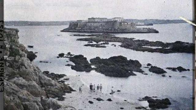 El castillo de San Antón en una foto tomada en 1917 por Georges Chevalier (Museo Albert Kahnn).