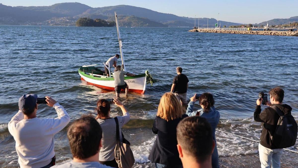 El «Novo Manuel», ayer, durante su botadura junto al puerto de Cesantes.