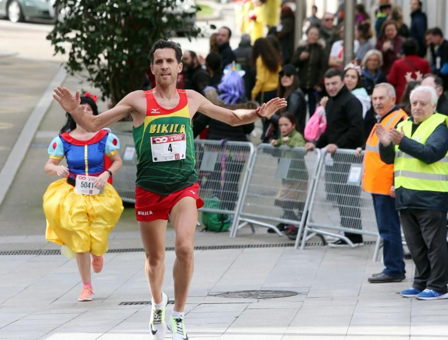 Los corredores Nuno Costa y Ester Navarrete vencen en la V Carrera Popular do Entroido, en la que medio millar de personas sudaron dentro de sus disfraces.