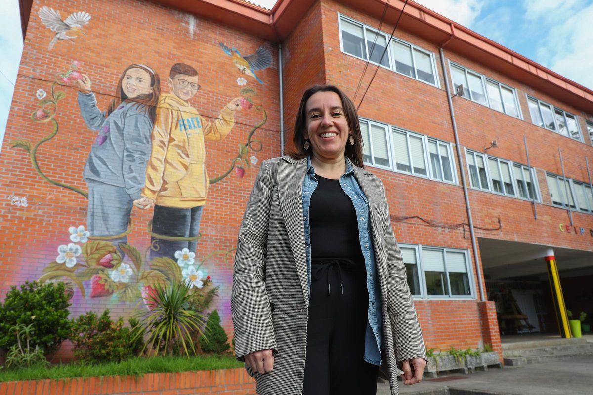 María de la O Fernández, directora del colegio de Rubiáns, ante la fachada del centro.