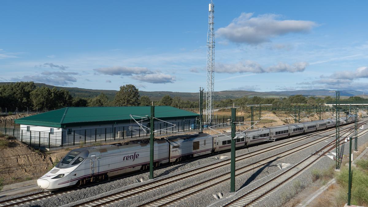 El tren a su paso por la comarca de Sanabria.