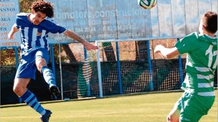 Barrera disputa una pilota dividida a un rival del Cerdanyola durant el partit d&#039;ahir.