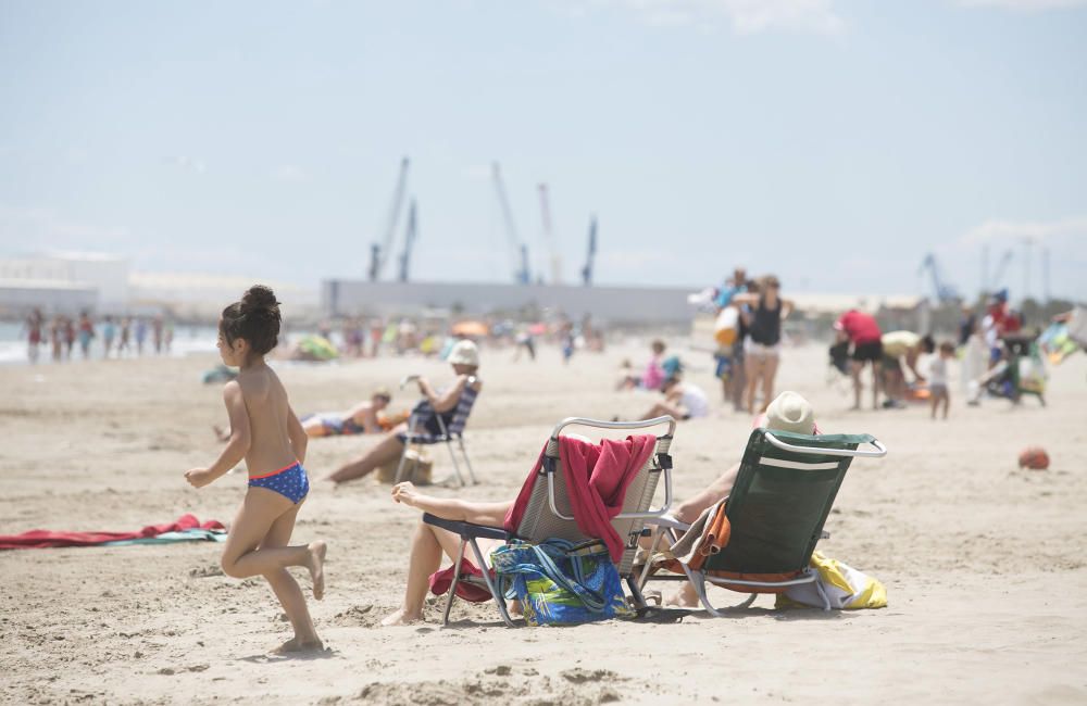 Día de playa con el termómetro cerca de los 30º en Castelló