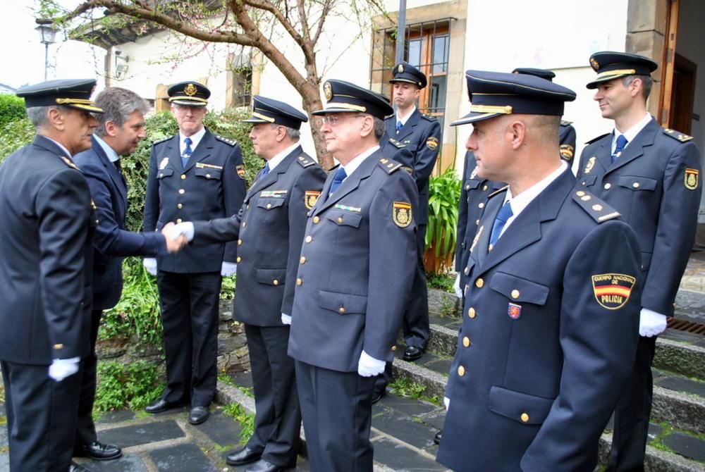 Ignacio Cosidó en la comisaría e Luarca para distinguir a dos agentes: Francisco García e Ignacio González- Cachón