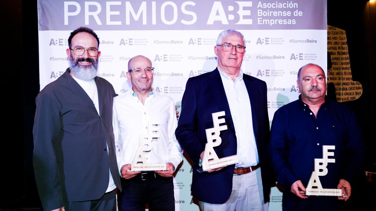 Daniel García, á esquerda, cos tres premiados na gala de ABE en Boiro.