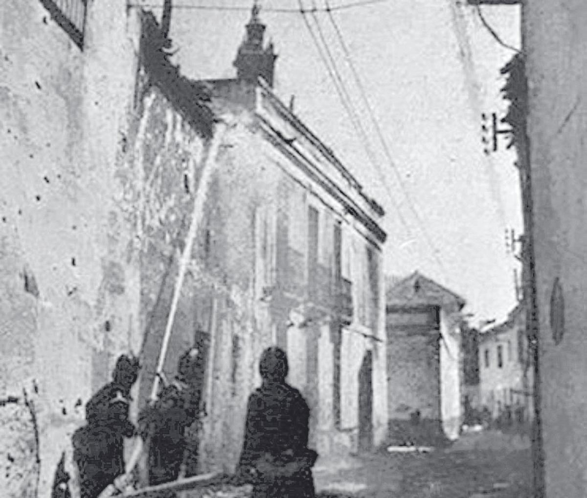 Los bomberos sofocan los efectos de los bombardeos en el barrio.