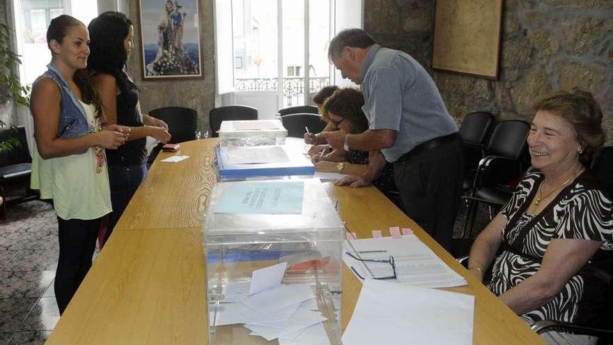 Un momento de las votaciones en la cofradía de Carril.