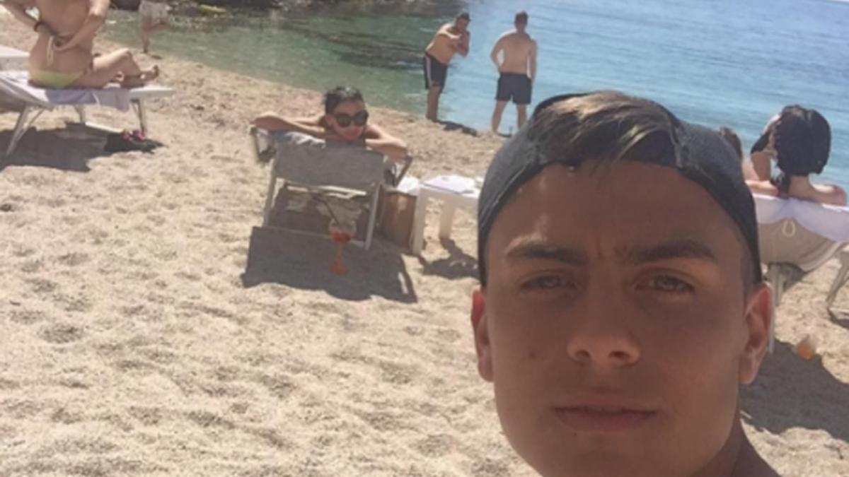 Dybala disfruta del sol y la playa