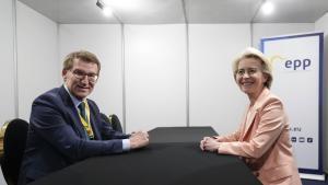 Alberto Núñez Feijóo se reúne con Ursula von der Leyen en el congreso del PP europeo en Bucarest.