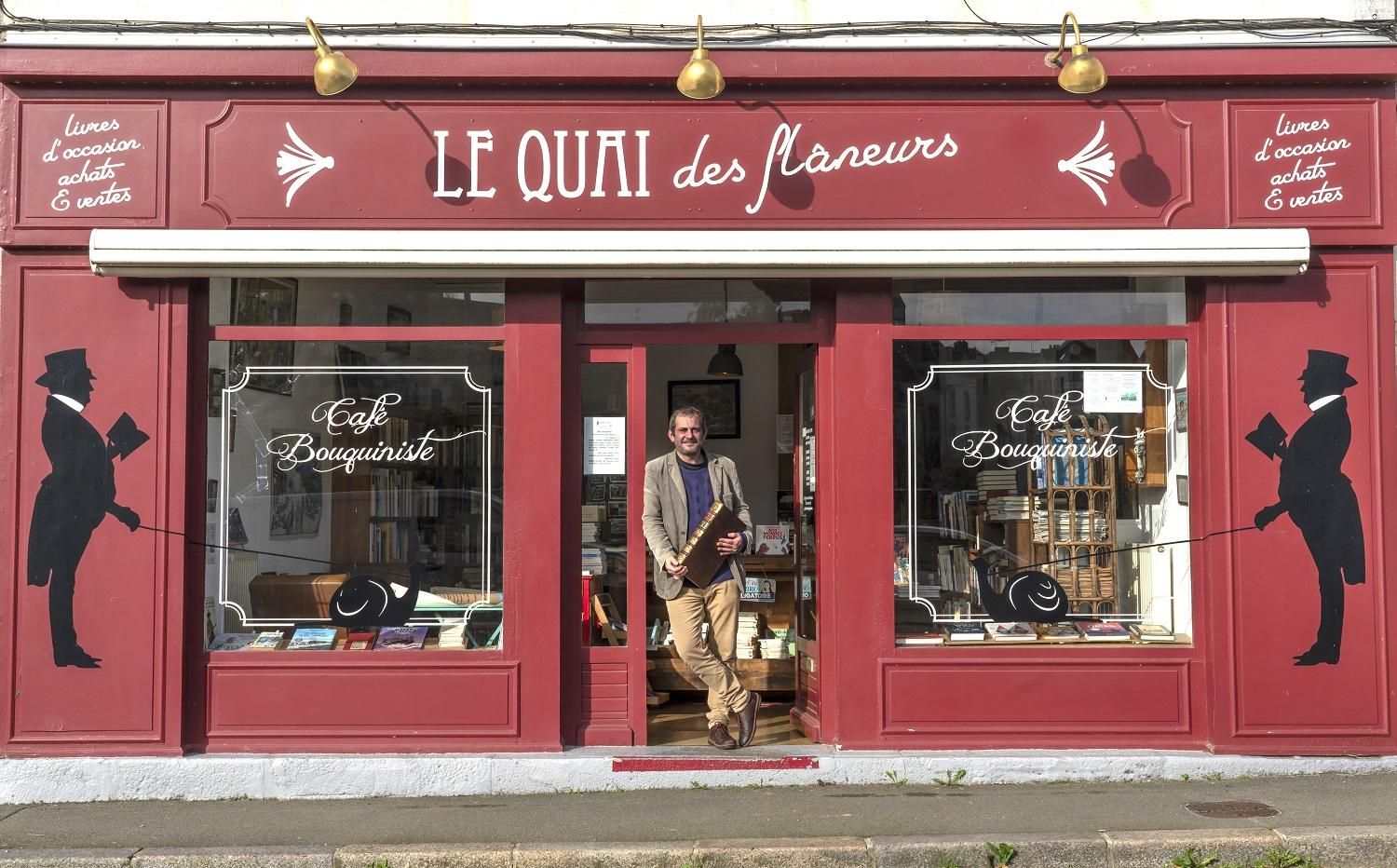 Café-librería Le Quai des Flâneurs a los pies del castillo de Mayenne, con su dueño, Clément.