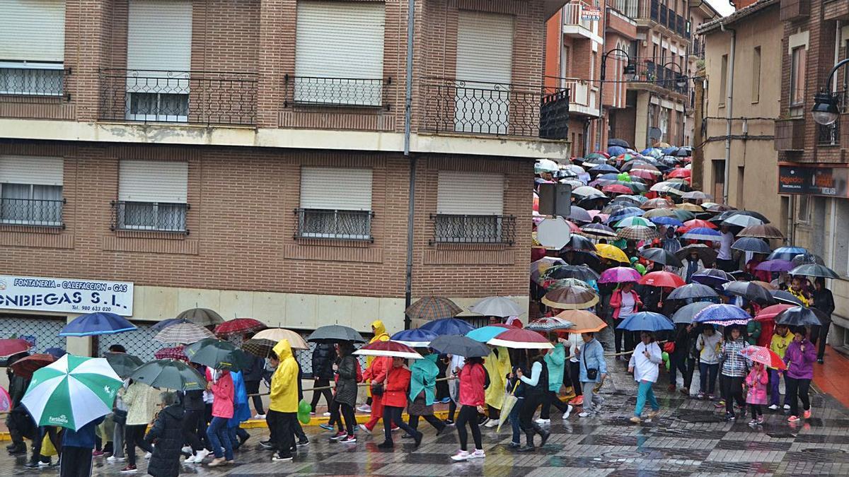 Varias personas en una marcha contra el cáncer en Benavente. | S.G.C