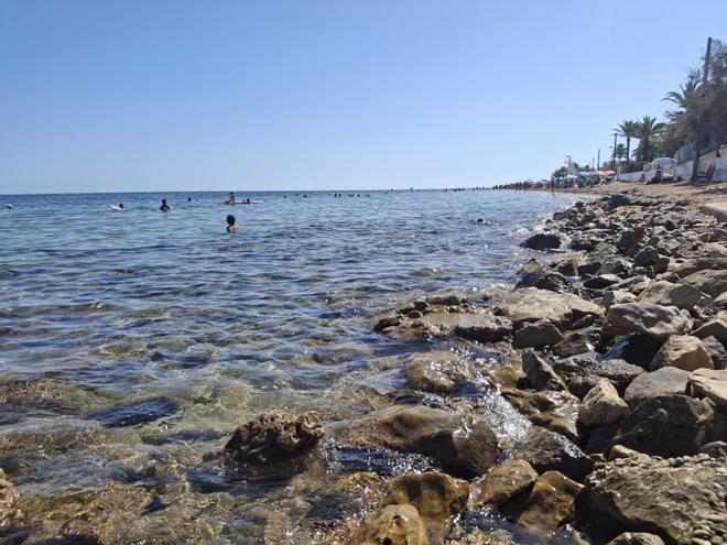 Zambullirse en una playa en ruinas en Dénia (imágenes)