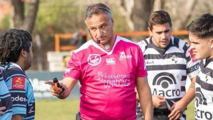 Marcelo Chorny, de árbitro en un partido en Asturias.  |